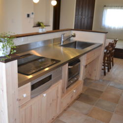 ���R�f�ނ̵��ް���݁E���ް�Ƌ�@�O�d���鎭�s�yCalmfurniture �ߓ��Ƌ�z�߲ݍނ̉����L�b�`��